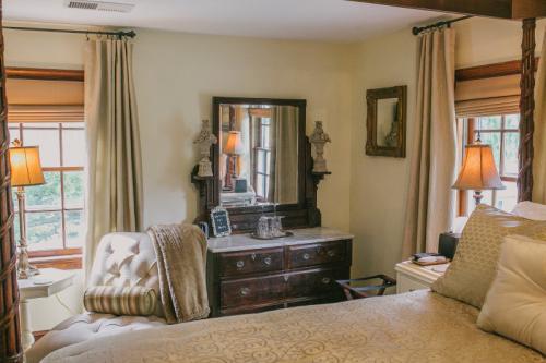 View More: http://kayleighlockhart.pass.us/suite